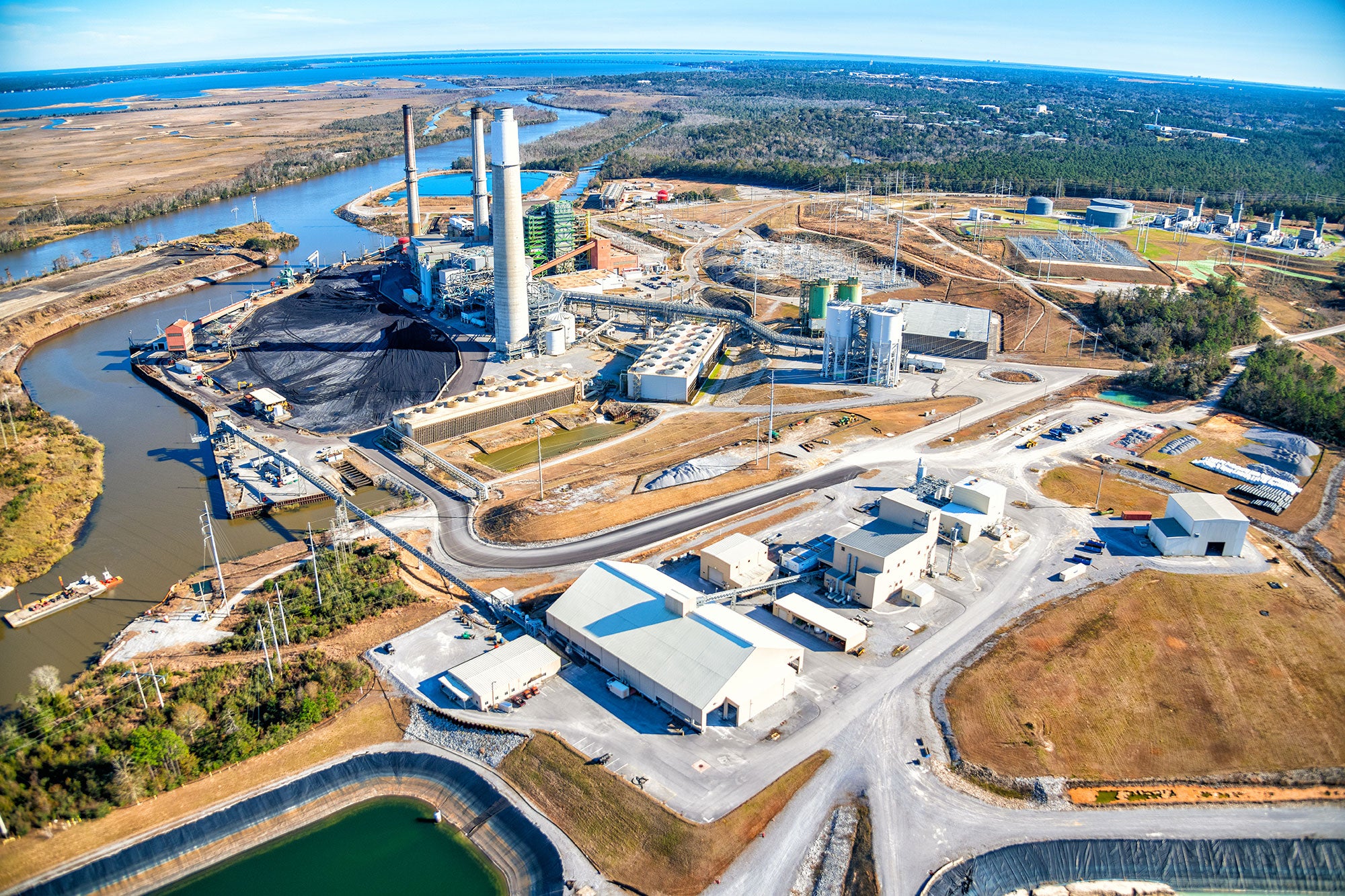 海湾能源中心航空视图前Crist电厂位于佛罗里达州Pensacola附近